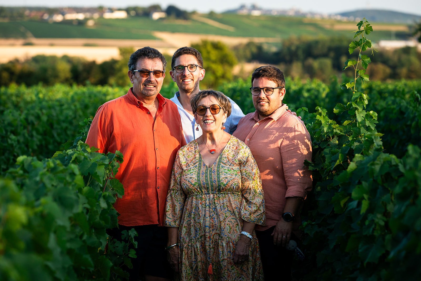 Le père et les fils Berthier au milieu de leurs vignes